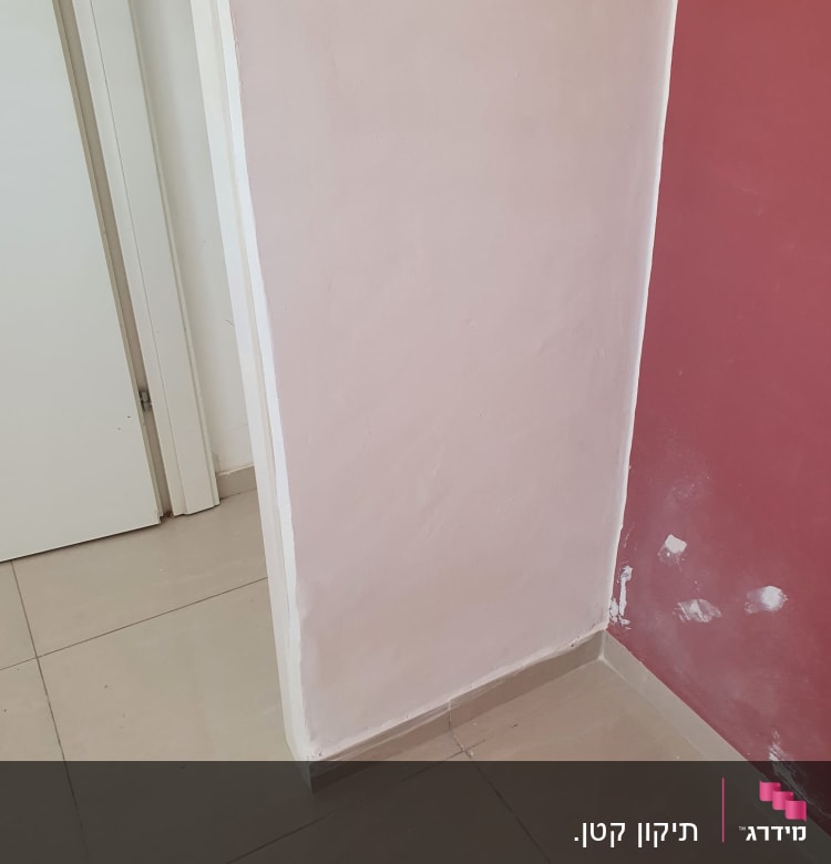 קיר צבוע עם תיקוני שפכטל על הקיר